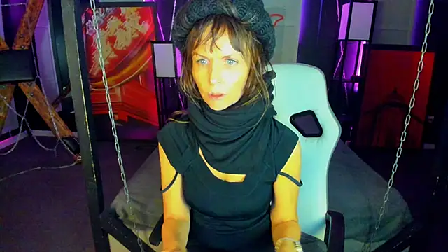 Snapshot of Elizabe_th chatting on 01-19-25, 11:53 Elizabe th online show from 01-19-25, 11:53