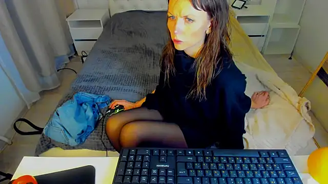 Snapshot of Elizabe_th chatting on 01-22-25, 12:48 Elizabe th online show from 01-22-25, 12:48