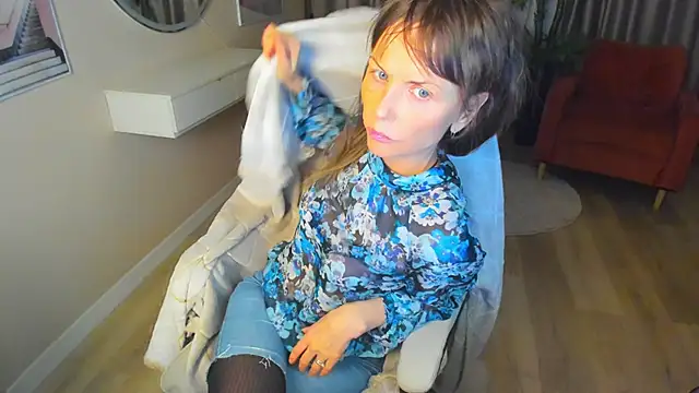 Snapshot of Elizabe_th chatting on 02-06-25, 10:21 Elizabe th online show from 02-06-25, 10:21