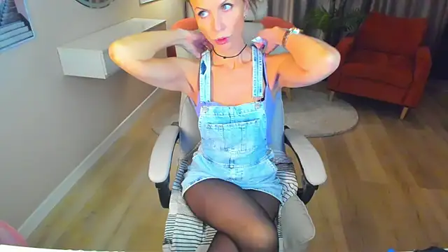 Snapshot of Elizabe_th chatting on 02-16-25, 12:52 Elizabe th online show from 02-16-25, 12:52