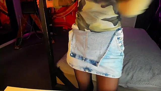 Snapshot of Elizabe_th chatting on 02-17-25, 09:19 Elizabe th online show from 02-17-25, 09:19