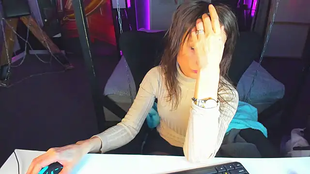 Snapshot of Elizabe_th chatting on 03-06-25, 05:11 Elizabe th online show from 03-06-25, 05:11