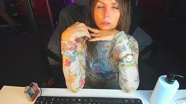 Snapshot of Elizabe_th chatting on 03-10-25, 06:59 Elizabe th online show from 03-10-25, 06:59