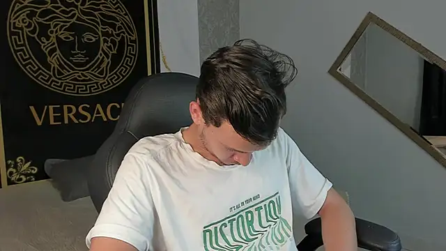 Snapshot of Desmon_Clark chatting on 01-13-25, 04:50 Desmon Clark online show from 01-13-25, 04:50