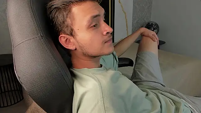 Snapshot of Desmon_Clark chatting on 01-18-25, 12:46 Desmon Clark online show from 01-18-25, 12:46