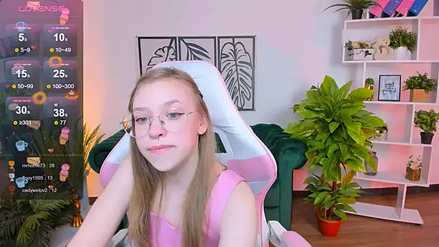 Snapshot of LayriantaVee chatting on 02-01-25, 10:15 LayriantaVee online show from 02-01-25, 10:15