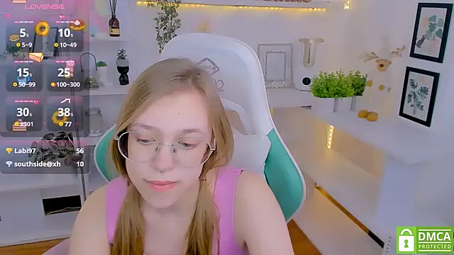 Snapshot of LayriantaVee chatting on 02-10-25, 01:11 LayriantaVee online show from 02-10-25, 01:11