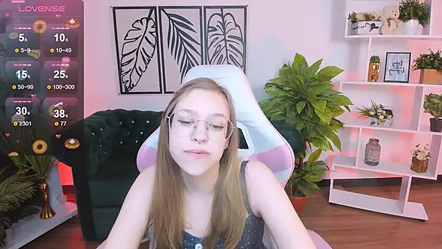 Snapshot of LayriantaVee chatting on 02-16-25, 06:54 LayriantaVee online show from 02-16-25, 06:54