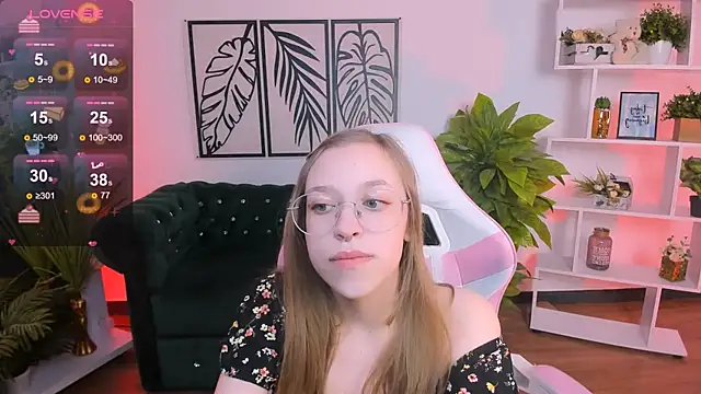 Snapshot of LayriantaVee chatting on 02-22-25, 01:24 LayriantaVee online show from 02-22-25, 01:24