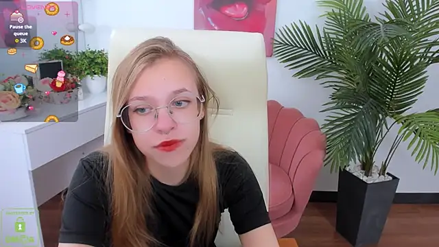 Snapshot of LayriantaVee chatting on 09-22-25, 06:15 LayriantaVee online show from 09-22-25, 06:15