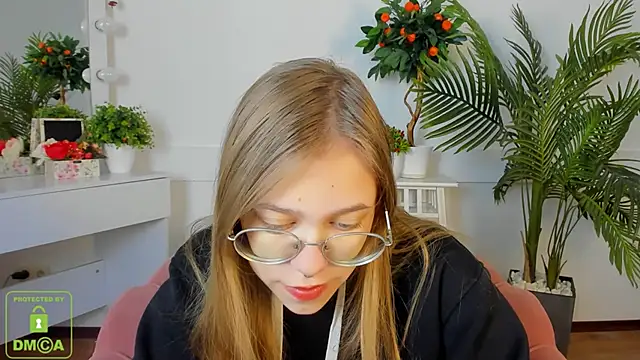 Snapshot of LayriantaVee chatting on 10-12-25, 06:12 LayriantaVee online show from 10-12-25, 06:12