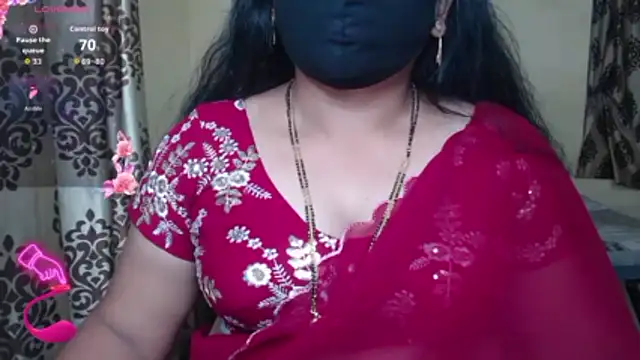 Snapshot of Queen_sakshi chatting on 11-25-25, 06:19 Queen sakshi online show from 11-25-25, 06:19