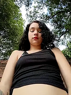 sweet outdoor charm online show from 11-23-25, 07:35