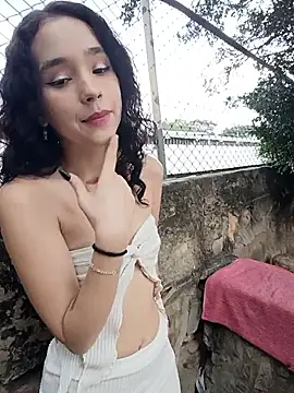 Snapshot of sweet_outdoor_charm chatting on 02-15-26, 07:32 sweet outdoor charm online show from 02-15-26, 07:32