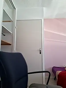Snapshot of Nell-X chatting on 06-17-26, 11:34 Nell-X online show from 06-17-26, 11:34
