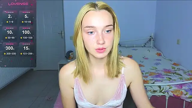 Snapshot of Wild_Sophie_ chatting on 10-15-25, 07:14 Wild Sophie online show from 10-15-25, 07:14