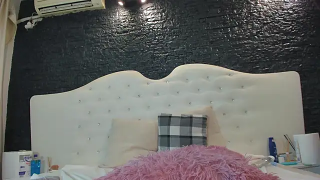 Snapshot of LaurynCopper chatting on 02-02-25, 10:46 LaurynCopper online show from 02-02-25, 10:46