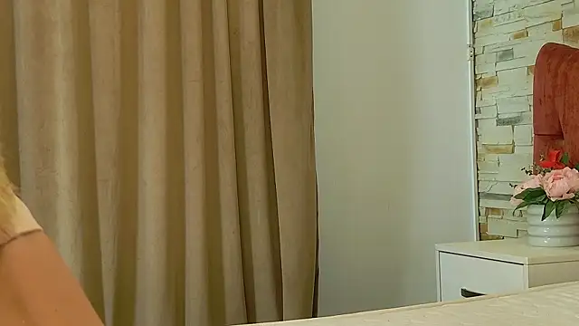 Snapshot of LaurynCopper chatting on 09-22-25, 07:32 LaurynCopper online show from 09-22-25, 07:32