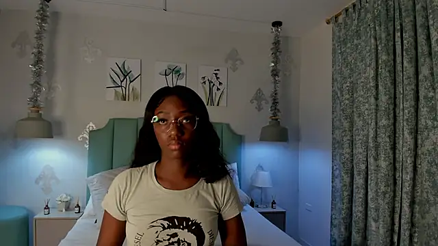 Snapshot of Khenta_Michells chatting on 02-05-25, 10:30 Khenta Michells online show from 02-05-25, 10:30