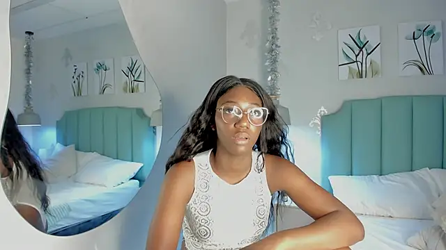 Snapshot of Khenta_Michells chatting on 02-06-25, 04:03 Khenta Michells online show from 02-06-25, 04:03