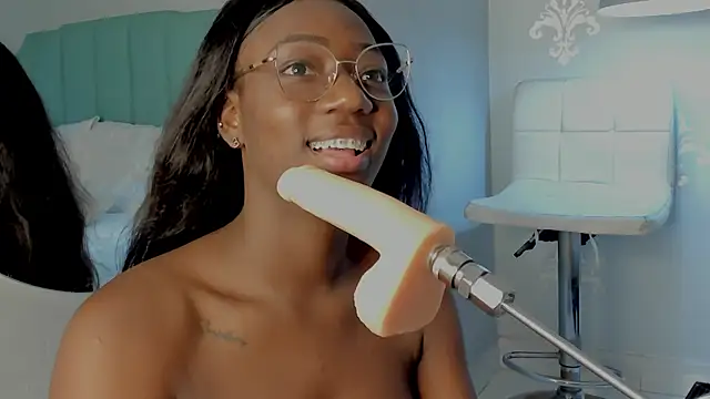 Snapshot of Khenta_Michells chatting on 02-24-25, 01:31 Khenta Michells online show from 02-24-25, 01:31