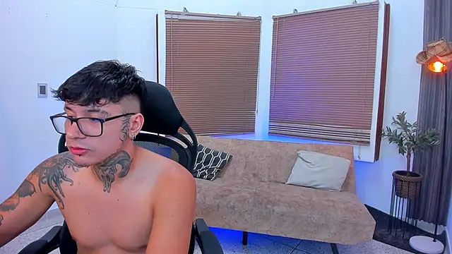 Snapshot of Party_guyssex chatting on 10-17-25, 08:33 Party guyssex online show from 10-17-25, 08:33
