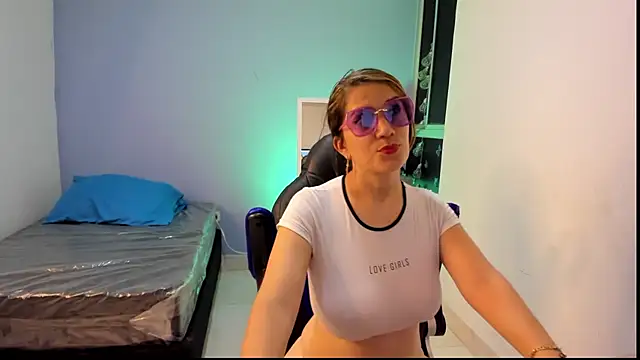 Snapshot of gwen_ashly chatting on 02-27-25, 06:53 gwen ashly online show from 02-27-25, 06:53