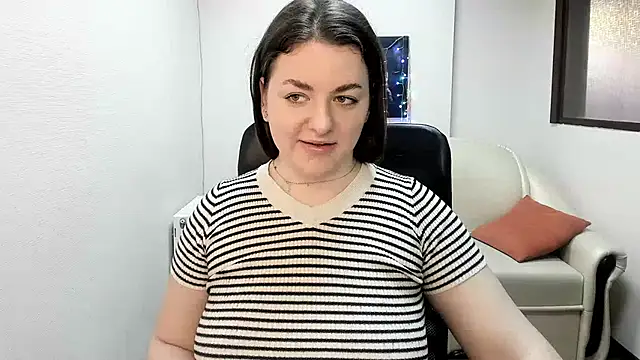 Snapshot of Helen_Elliot chatting on 01-21-25, 09:57 Helen Elliot online show from 01-21-25, 09:57