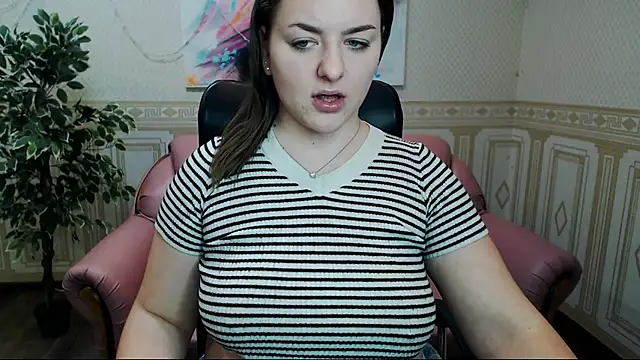 Snapshot of Helen_Elliot chatting on 02-05-25, 10:08 Helen Elliot online show from 02-05-25, 10:08