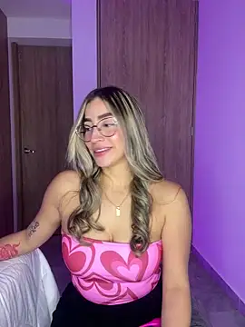 Snapshot of Issabela_G1 chatting on 01-03-25, 04:11 Issabela G1 online show from 01-03-25, 04:11