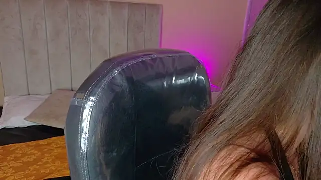 Charlotte Olsen  online show from 06-15-26, 08:22