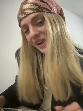 spacegirlll online show from 10-28-25, 05:26