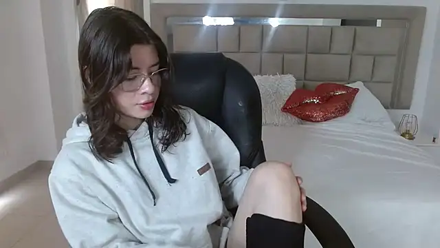 zoecruzz online show from 11-17-25, 03:29