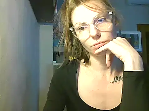 Snapshot of Feli_blue chatting on 12-13-24, 08:41 Feli blue online show from 12-13-24, 08:41