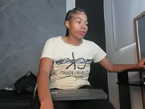 Snapshot of YummyDuooo chatting on 03-21-25, 01:01 YummyDuooo online show from 03-21-25, 01:01