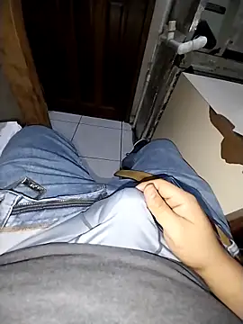 Snapshot of Whiper2024 chatting on 12-19-25, 06:37 Whiper2024 online show from 12-19-25, 06:37