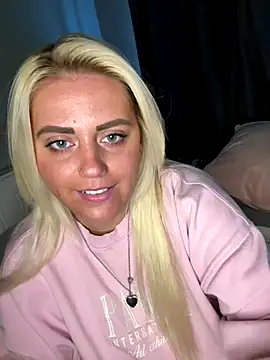 Snapshot of Blondiee3088 chatting on 10-29-25, 03:14 Blondiee3088 online show from 10-29-25, 03:14