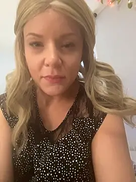 Snapshot of EllaSnow chatting on 04-06-26, 05:25 EllaSnow online show from 04-06-26, 05:25