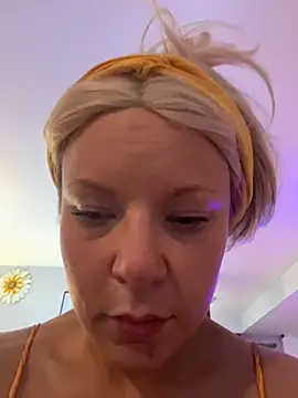 Snapshot of EllaSnow chatting on 04-07-26, 06:41 EllaSnow online show from 04-07-26, 06:41