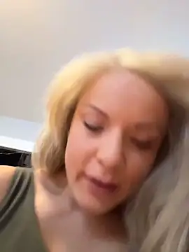 Snapshot of EllaSnow chatting on 04-09-26, 12:54 EllaSnow online show from 04-09-26, 12:54