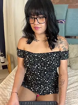 Snapshot of honeyy_mia chatting on 10-29-25, 04:48 honeyy mia online show from 10-29-25, 04:48