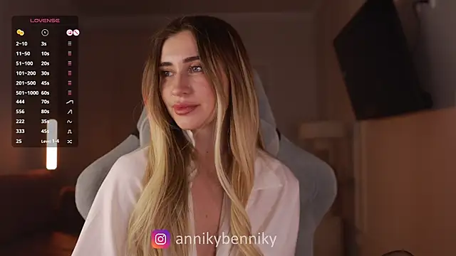 Coconutkittyy online show from 03-04-25, 08:49