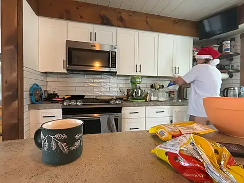 MissSwitch online show from 12-19-24, 04:35