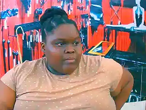 Snapshot of EbonyHotBuns chatting on 11-17-25, 10:21 EbonyHotBuns online show from 11-17-25, 10:21