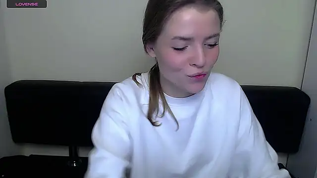 Snapshot of MissOliviaa_ chatting on 12-18-24, 08:20 MissOliviaa  online show from 12-18-24, 08:20