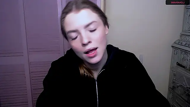 Snapshot of MissOliviaa_ chatting on 01-05-25, 10:32 MissOliviaa  online show from 01-05-25, 10:32