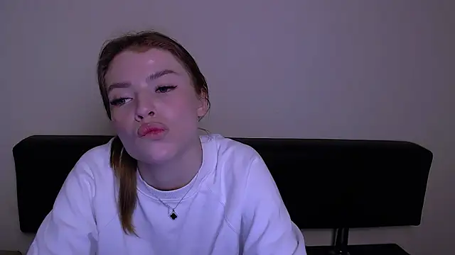 Snapshot of MissOliviaa_ chatting on 03-05-25, 12:44 MissOliviaa  online show from 03-05-25, 12:44