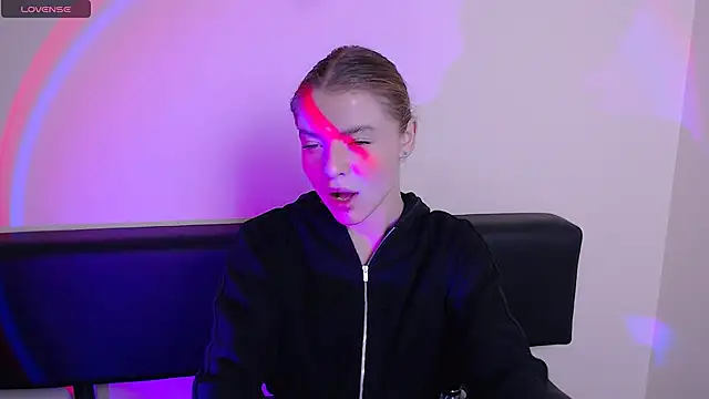 Snapshot of MissOliviaa_ chatting on 10-27-25, 12:53 MissOliviaa  online show from 10-27-25, 12:53