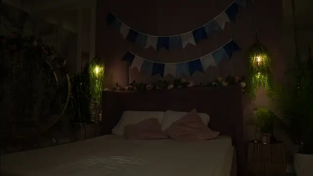 Snapshot of Smiley_Mia chatting on 09-28-25, 05:02 Smiley Mia online show from 09-28-25, 05:02