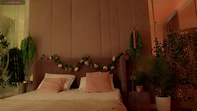 Snapshot of Smiley_Mia chatting on 10-12-25, 05:06 Smiley Mia online show from 10-12-25, 05:06